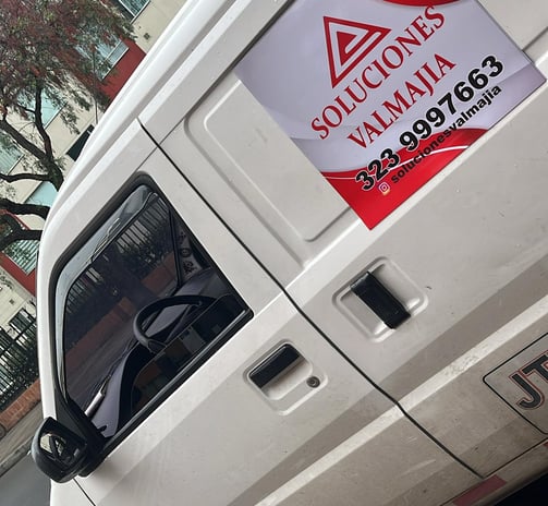 Vehículo de transporte de Valmajia. En operación logística para entrega de insumos corporativos