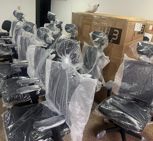Entrega de silla ergonómica por Valmajia como parte de dotación empresarial para espacios de trabajo