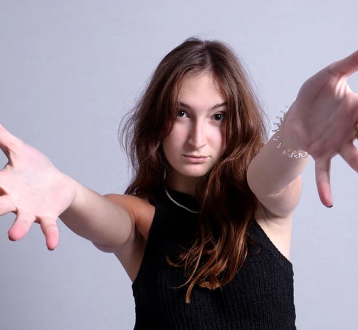 livre-photo-jeune-femme-comedienne-bras-et-mains-tendues-florent-studio-boulogne-sur-mer-lille-le-touquet-paris-calais-saint-