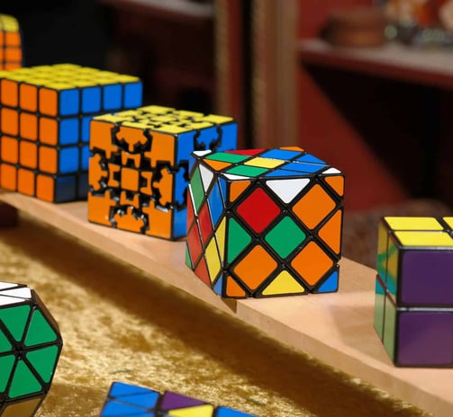 diversos cubos mágicos desconhecidas