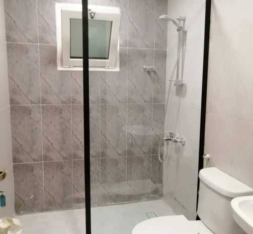 كبائن شاور زجاجية تركيب زجاج حمامات الشاور , بعدة أنواع الزجاج الشفاف ,الثلجي, ونحرص على التركيب الآ