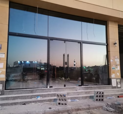 واجهات زجاجية تركيب واجهات محلات تجارية زجاجية بأقوى أنواع الزجاج السيكوريت الآمن المقاوم لدرجة الحر