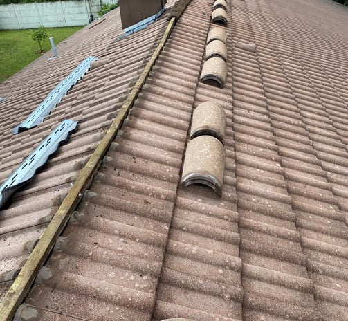 Rénovation d’étanchéité de faîtage avec Closoir galva. Avant