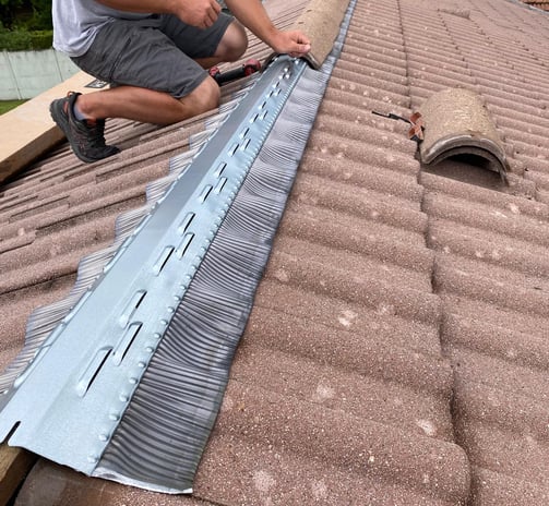 Rénovation d’étanchéité de faîtage avec Closoir galva après