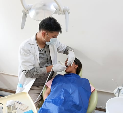 Dr Barun Kant dentist at Rps Dental Clinic in Ranchi doing ultasonic scaling