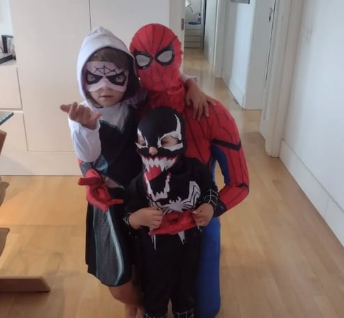 Babá em porto alegre brincando de homem aranha