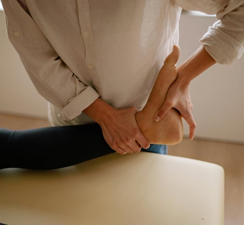 Illustration of a muscle test on the foot
