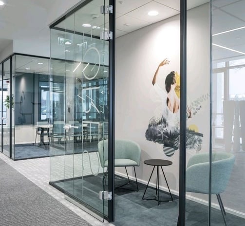 Open space aménagé, bureaux vis-à-vis plexiglass, baies vitrées