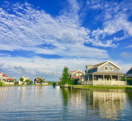 a lake with houses and a boat in the water, Zuytland-Buiten Simonshaven, Zuid-Holland