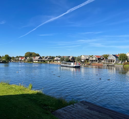 a river with a boat in the water, Zuytland-Buiten Simonshaven, Zuid-Holland