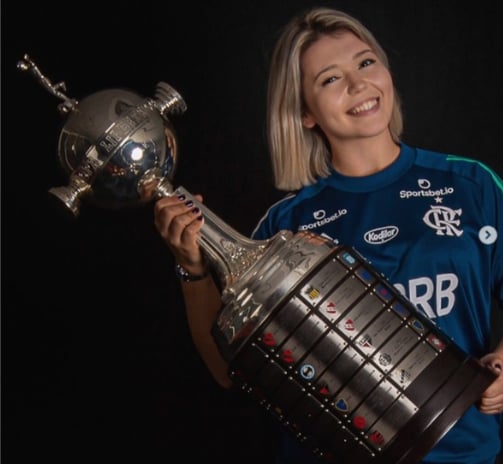 nutricionista esportivo bruna ribeiro segurando troféu da libertadores
