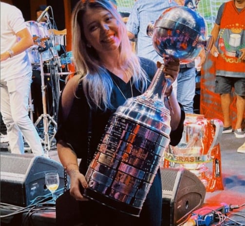 nutricionista esportivo bruna ribeiro segurando troféu