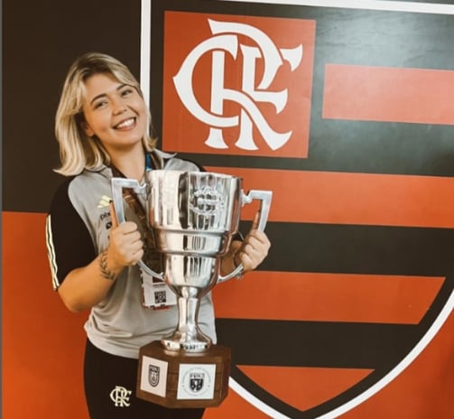 nutricionista esportivo bruna ribeiro segurando troféu