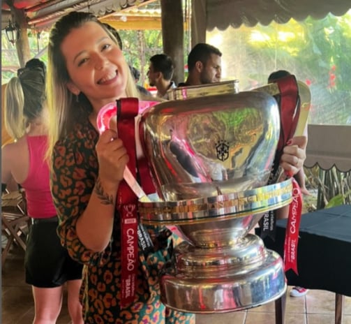 nutricionista esportivo bruna ribeiro segurando troféu