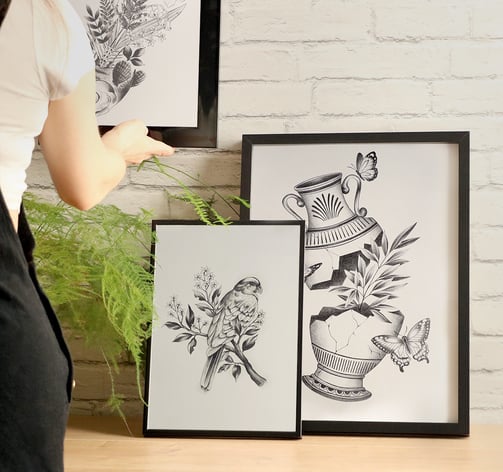 Plusieurs cadres avec des illustrations de vase brisé, oiseau et poisson