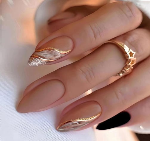 Uñas minimalistas con dorado