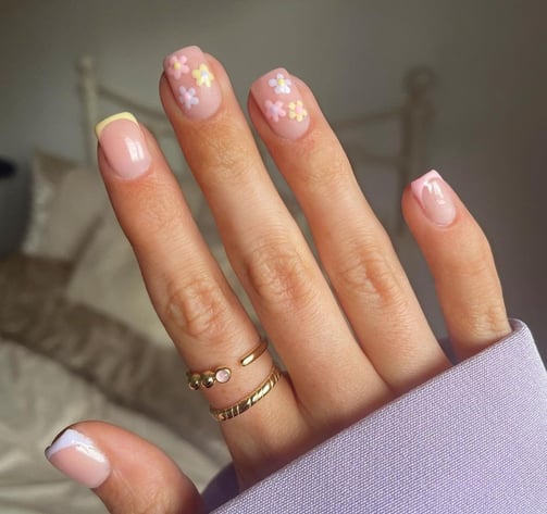 Uñas de flores minimalistas