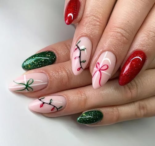 Uñas con diseño de luces de navidad