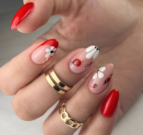 Uñas rojas con flores