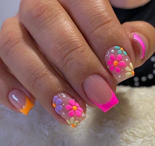 Uñas neón con flores