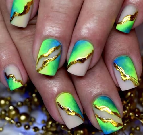 Uñas neón con espacio negativo