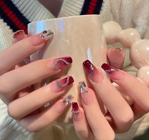 Uñas rojas con pedrería