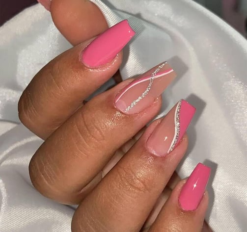 Uñas neón con detalles metálicos