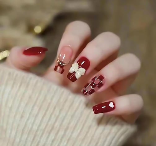 Uñas rojas geométricas