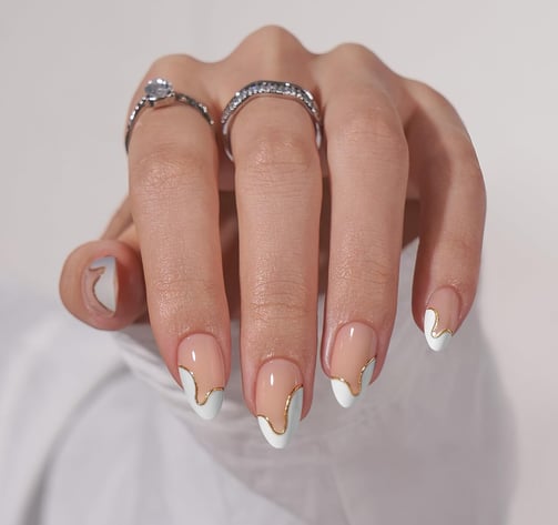 Uñas nude almendradas
