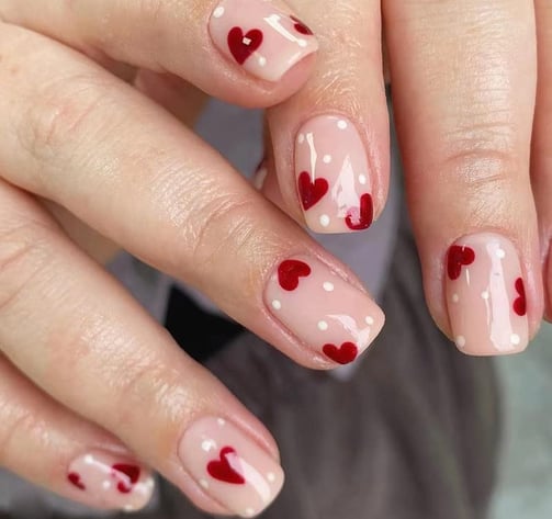 Uñas rojas con lunares