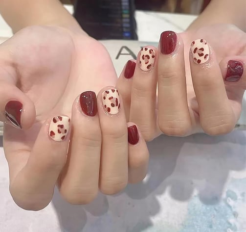 Uñas rojas de animal print