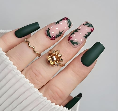 Uñas con diseño de hojas de acebo