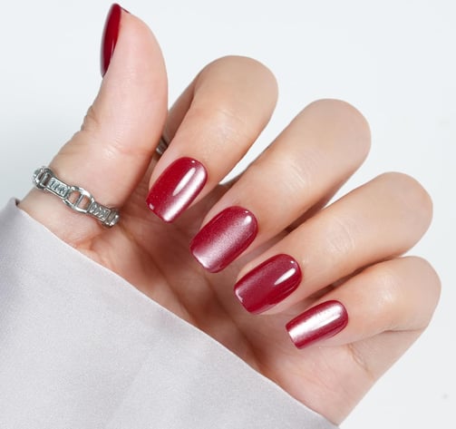 Uñas rojas efecto espejo