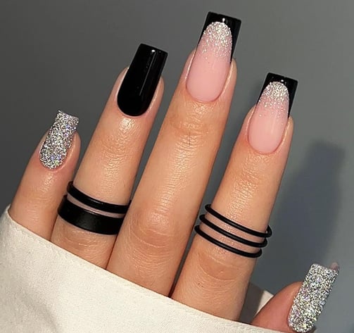 Uñas negras con glitter