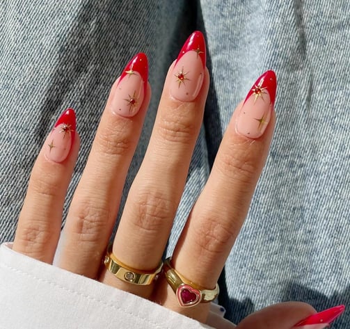Uñas rojas con estrellas