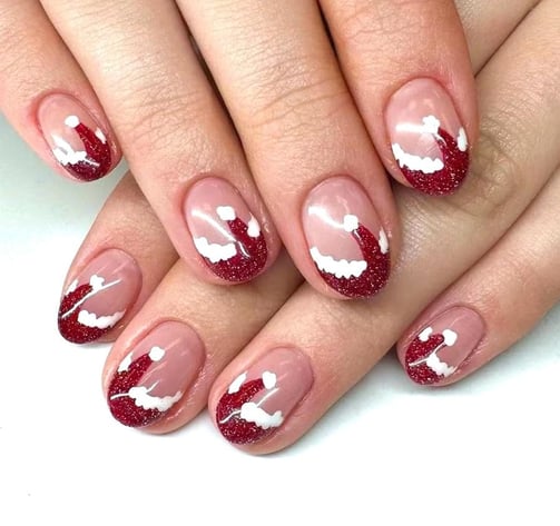 Uñas con pompones navideños
