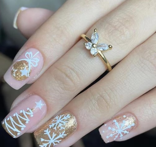 Uñas navideñas en dorado