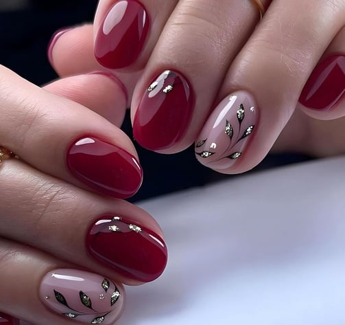 Uñas rojas con hojas