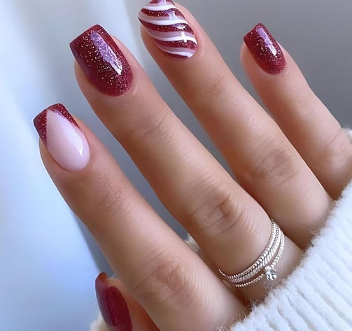 Uñas navideñas con diseño de caramelo