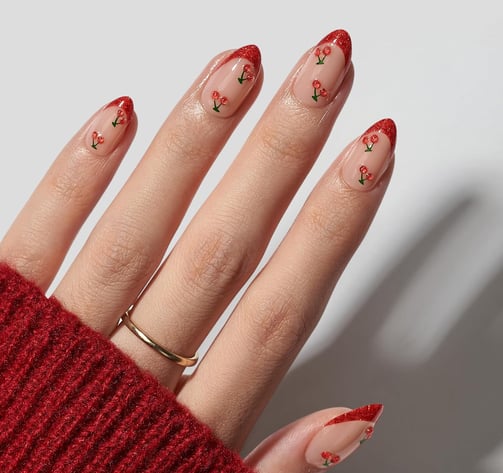 Uñas rojas con cerezas