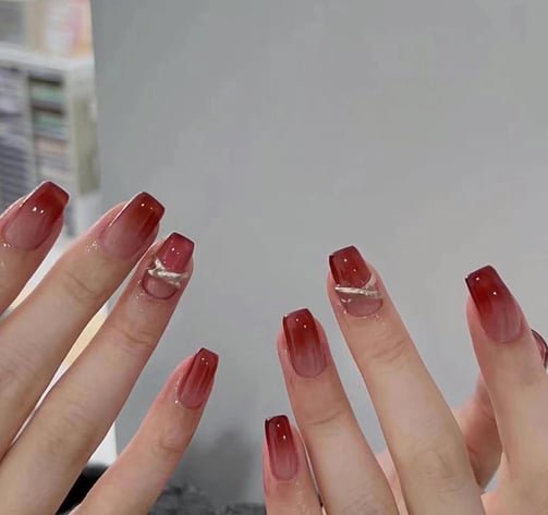 Uñas ombre rojas con dorado