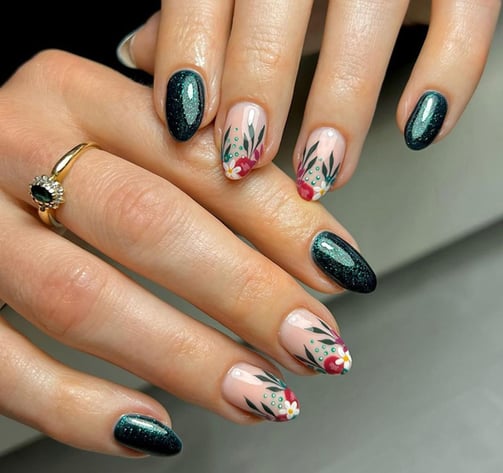 Uñas con flores navideñas