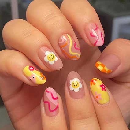Uñas de flores con líneas geométricas