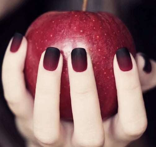 Uñas ombre en tonos oscuros