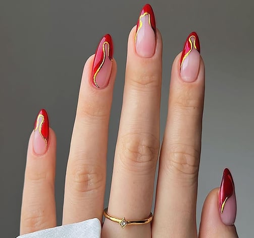 Uñas rojas con dorado