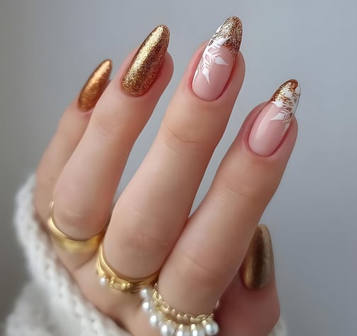 Uñas doradas con copos de nieve