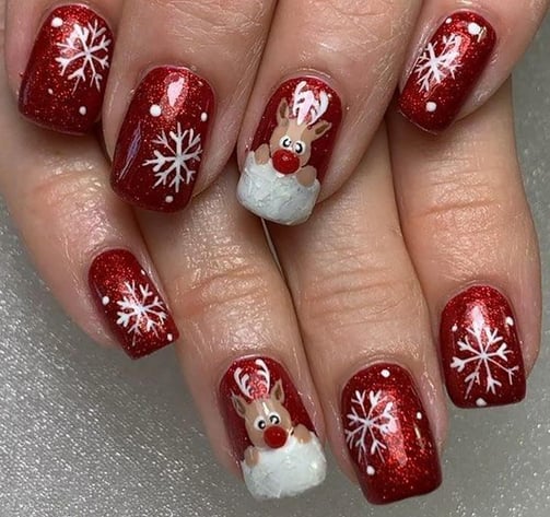 Uñas con diseño de ciervo navideño