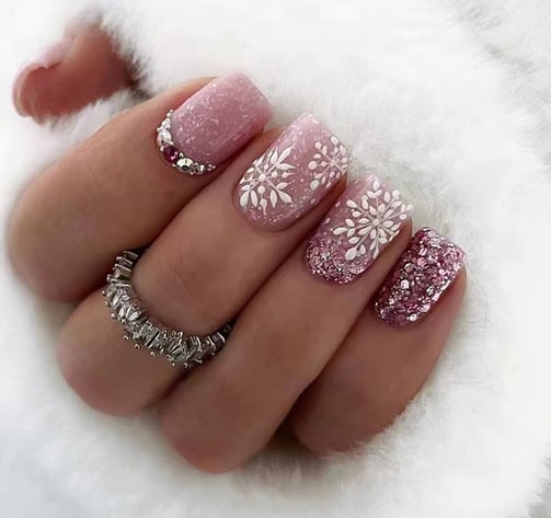 Uñas navideñas con diseño de diamantes