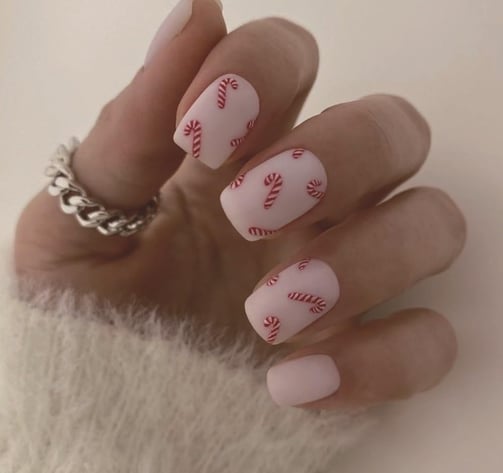 Uñas con diseño de bastones de caramelo