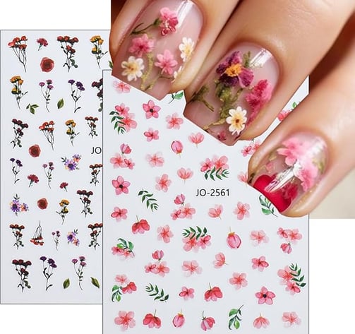 Uñas transparentes con flores secas
